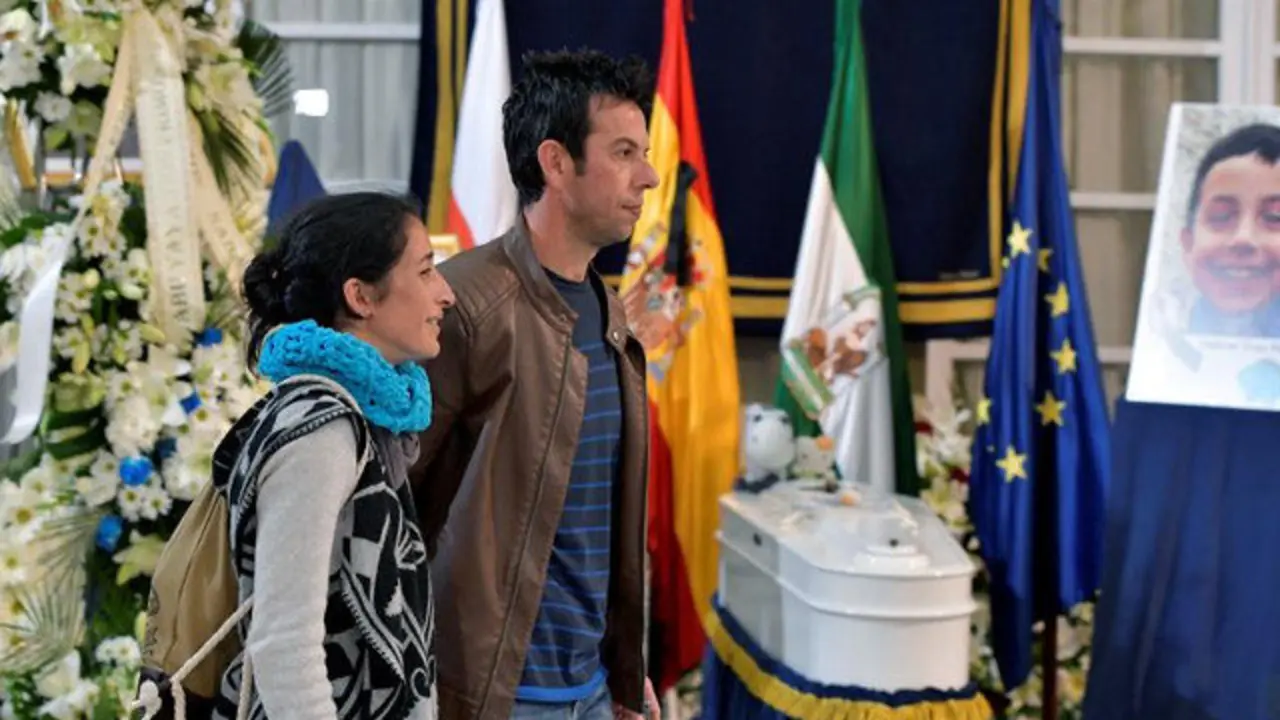 Patricia Ramírez e Ángel Cruz, na capela ardente instalada na Deputación de Almería. CARLOS BARBA (EFE)