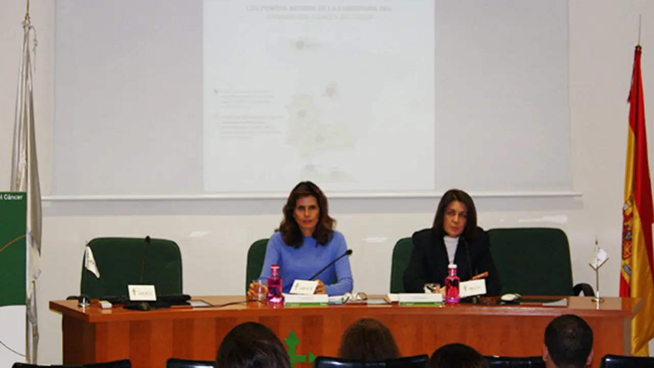 La vicepresidenta de la AECC, Inés Entrecanales, y la directora del Área de Relaciones Institucionales de la AECC, Ana Fernández-Marcos. ASOCIACIÓN ESPAÑOLA CONTRA EL CÁNCER