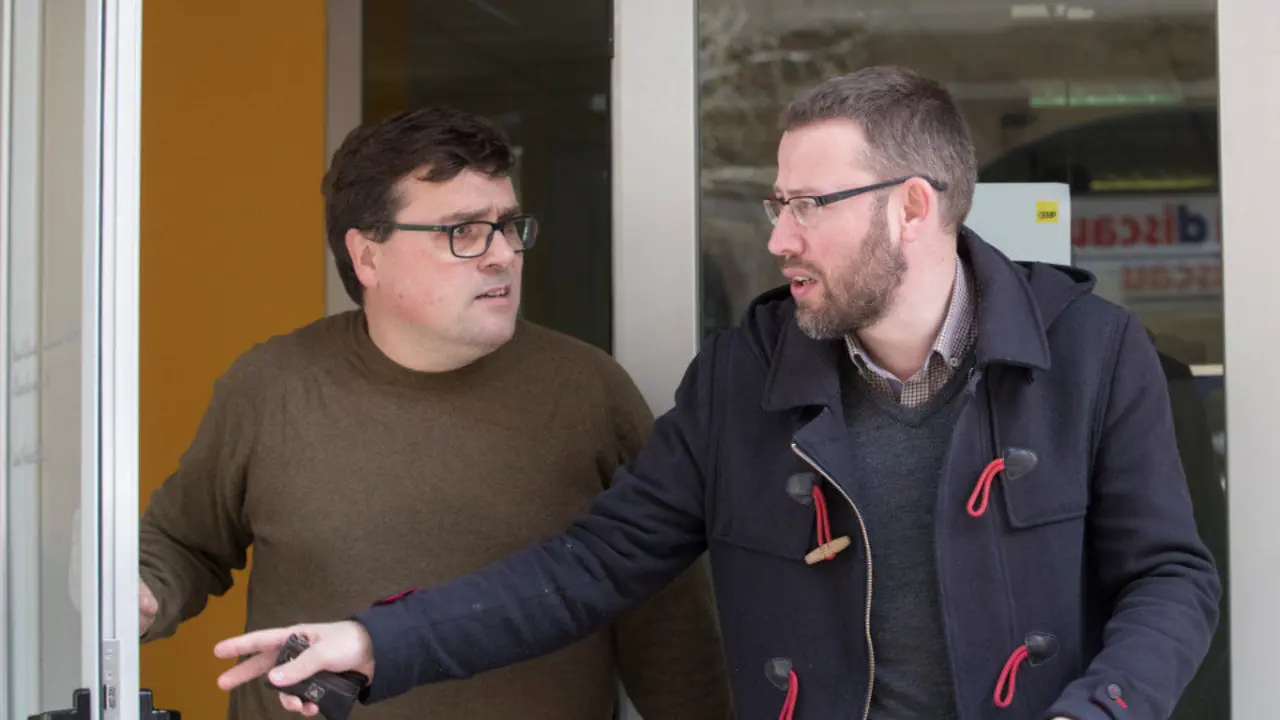 El diputado de la CUP, Vidal Aragonés (d), tras la reunión del consejo político para decidir el voto de la formació. MARTA PÉREZ (EFE)