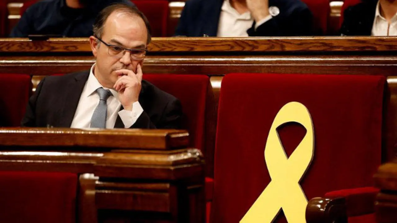 Jordi Turull, junto al asiento de Carles Puigdemont. ALBERTO ESTÉVEZ (EFE)