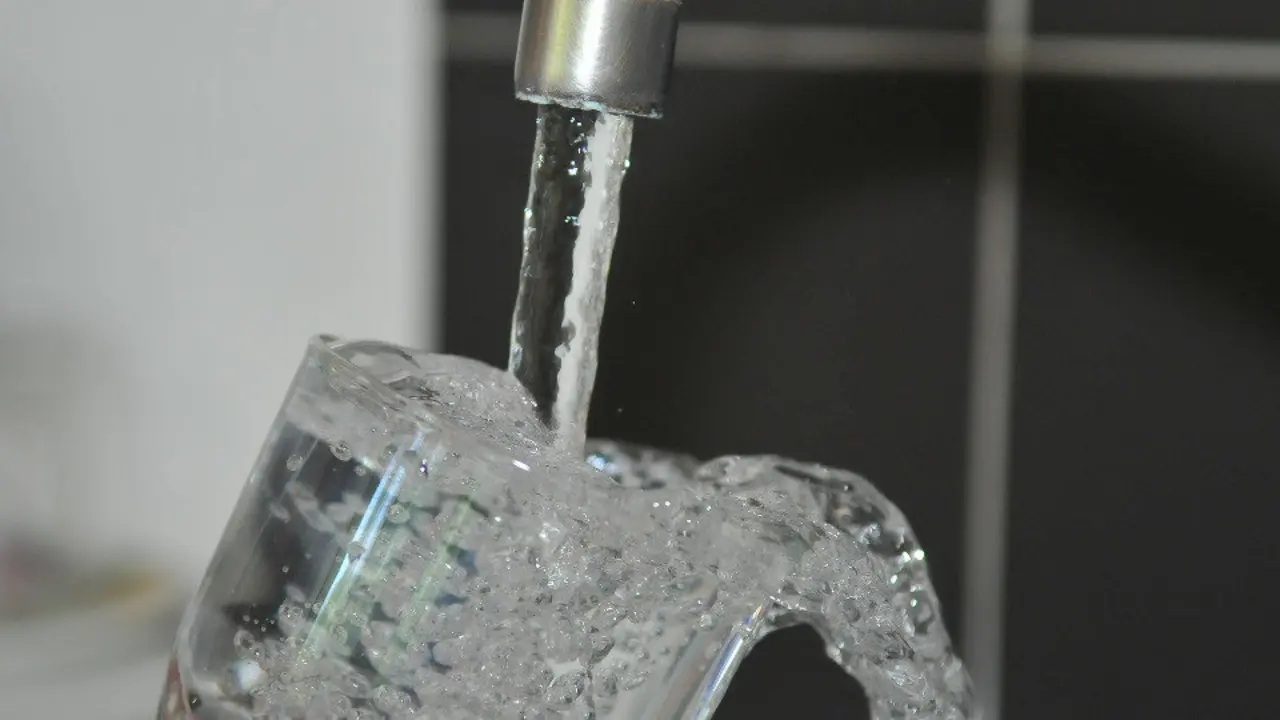 La OCU quiere que sea obligatorio ofrecer agua del grifo gratis en los bares. EP