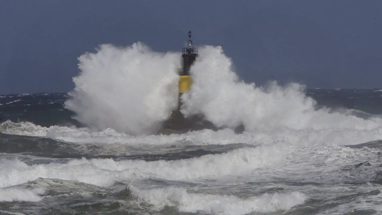 Agardanse ondas de ata nove metros de altura. JOSÉ Mª ÁLVEZ