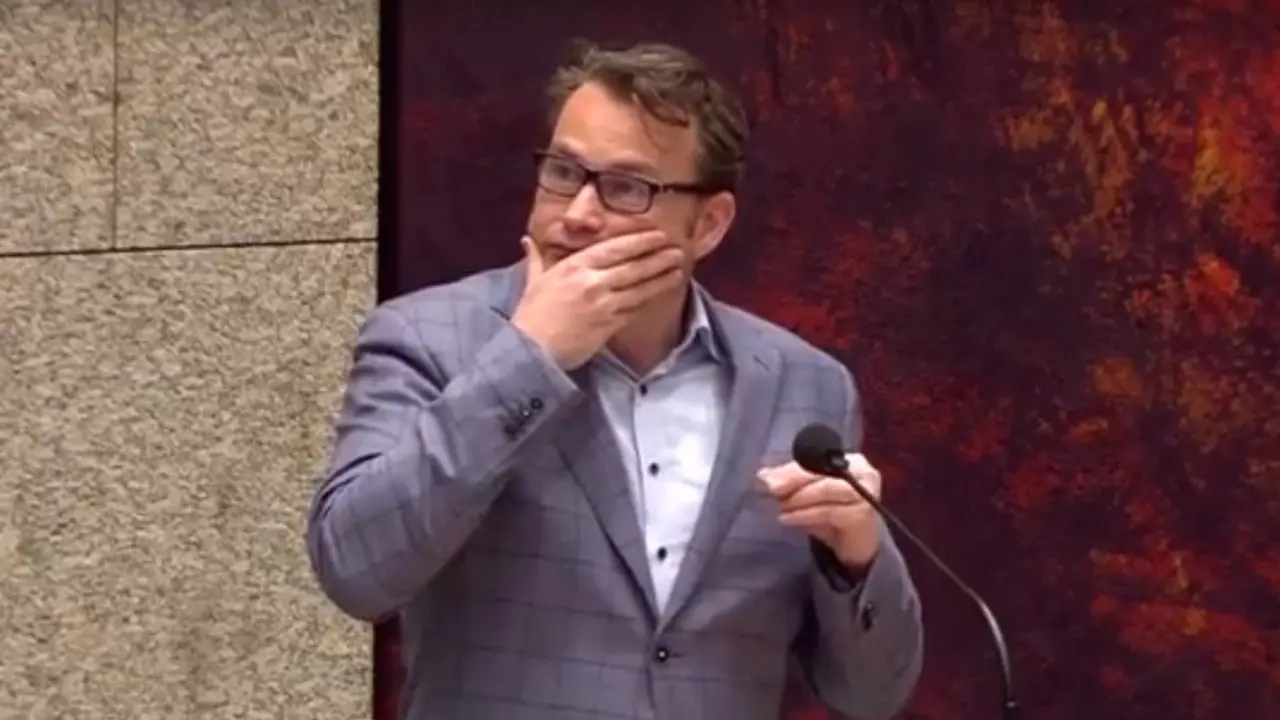 Momento en el que el diputado holandés Arno Rutte se percata de la situación