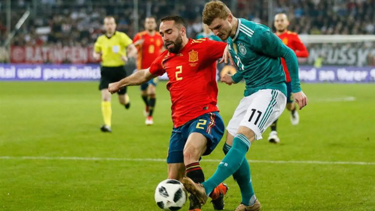 Carvajal pugna por un balón. RONALD WITTEK (EFE)