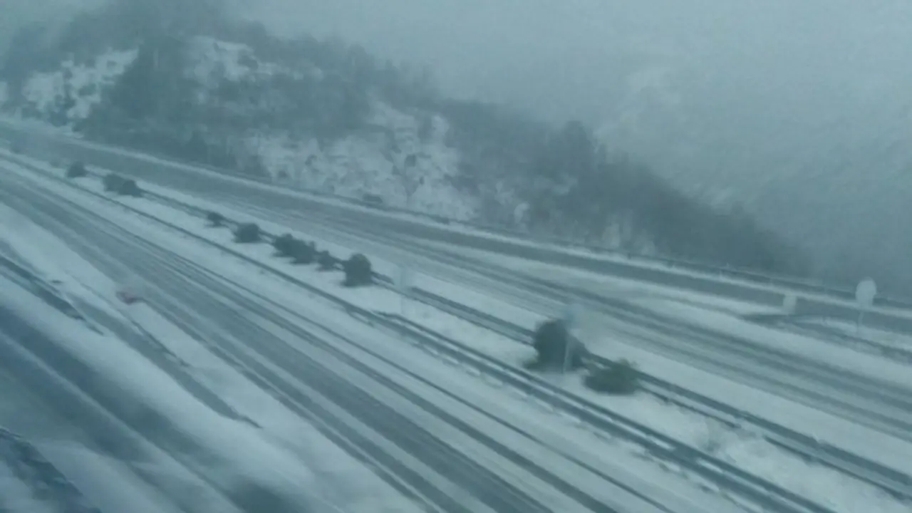 Estado de la A-6 tras la fuerte ventisca. EP