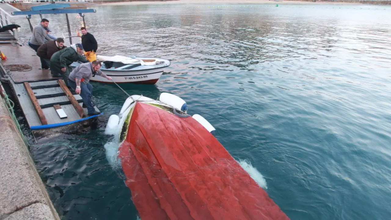Rescate de embarcaciones en el puerto de Raxo tras el paso de un tornado. RAFA FARIÑA