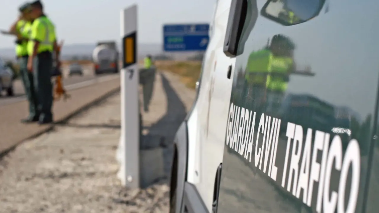 Una imagen de archivo de la Guardia Civil de Tráfico. AEP