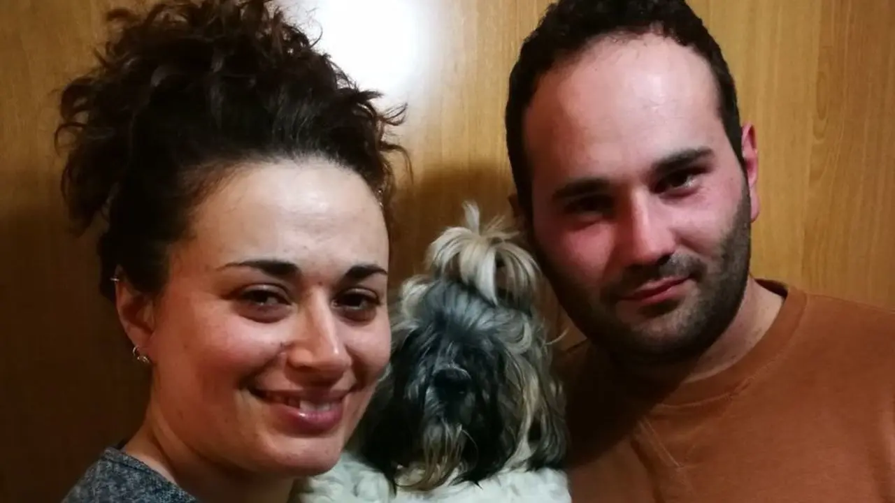 Nika, a dona e o seu irmán. EP