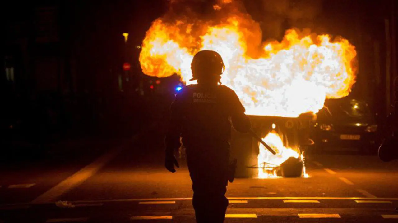 Contenedor ardiendo ante la Delegación del Gobierno en Barcelona. QUIQUE GARCÍA