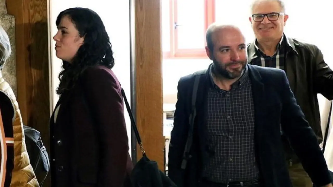 Luis Villares y la diputada Paula Quinteiro a la salida de la reunión del grupo de En Marea. XOÁN REY (EFE)