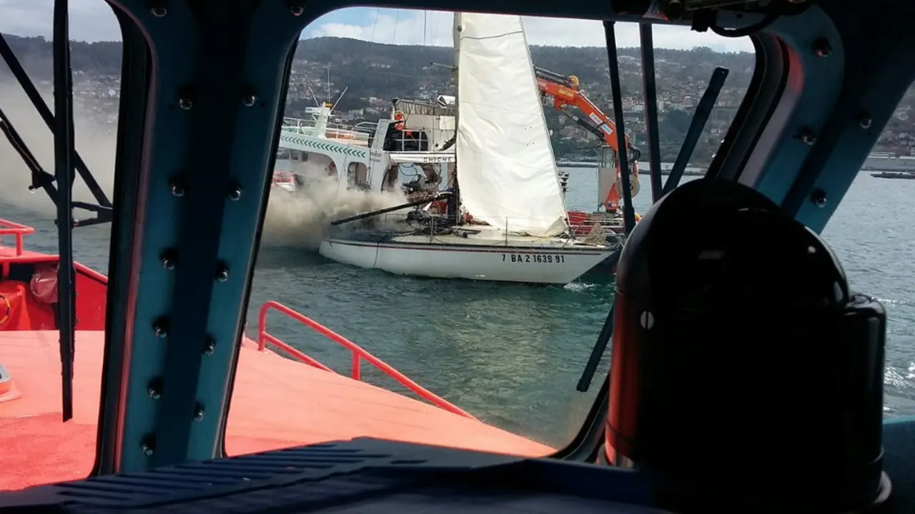 Velero incendiado en la ría de Vigo. SALVAMENTO MARÍTIMO