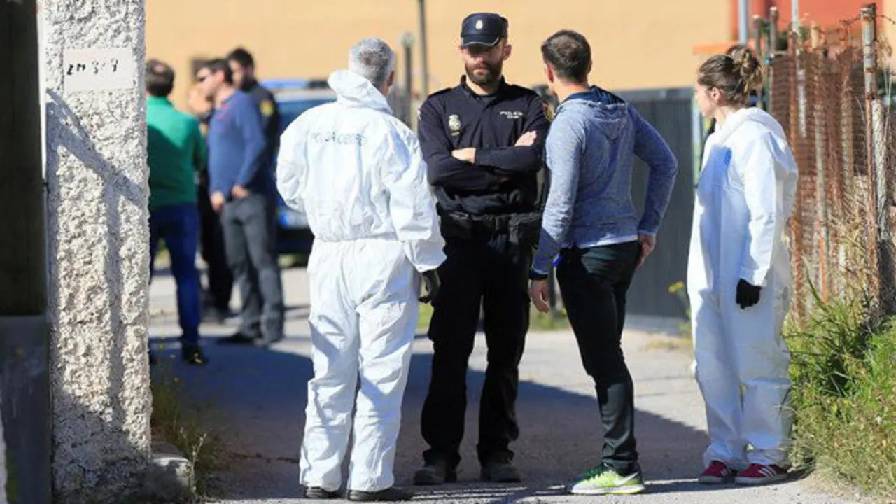 Agentes de la Polic&iacute;a Nacional ante la vivienda de Castell&oacute;n en la que se cometi&oacute; el crimen. DOMENECH CASTELL&Oacute;