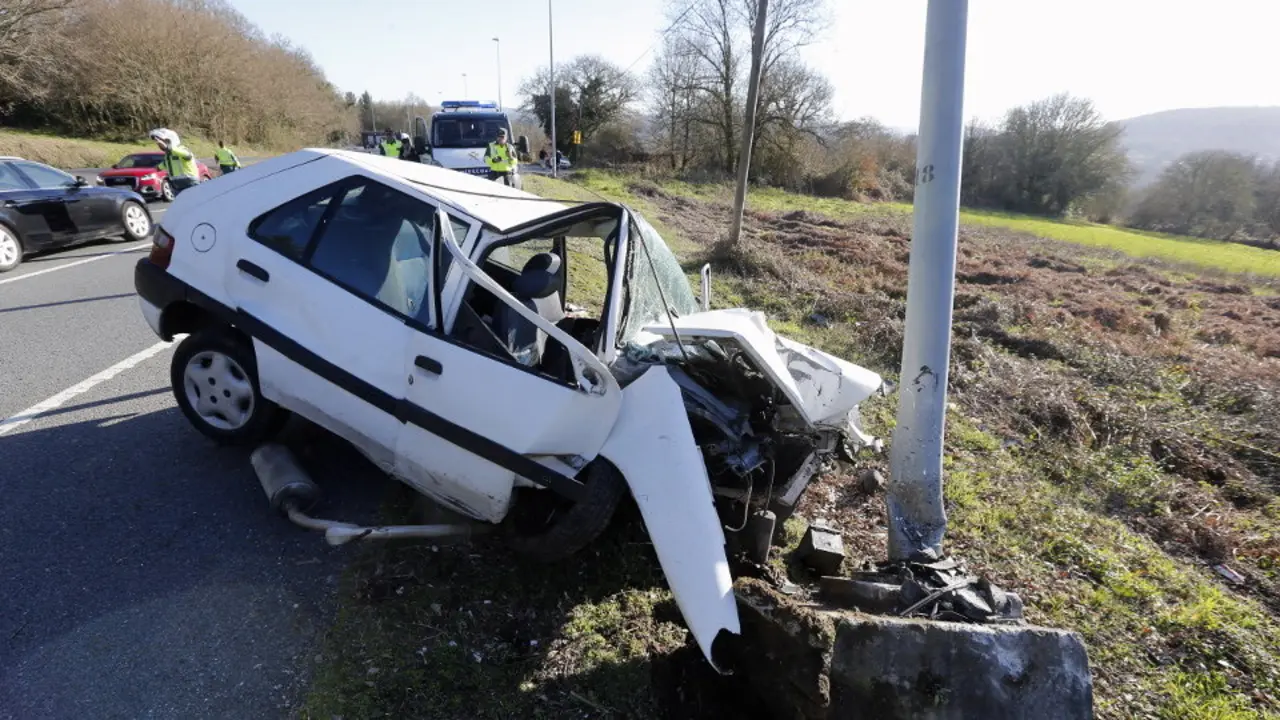 Estado en el que quedó el vehículo siniestrado en la N-VI, en Lugo. SEBAS SENANDE