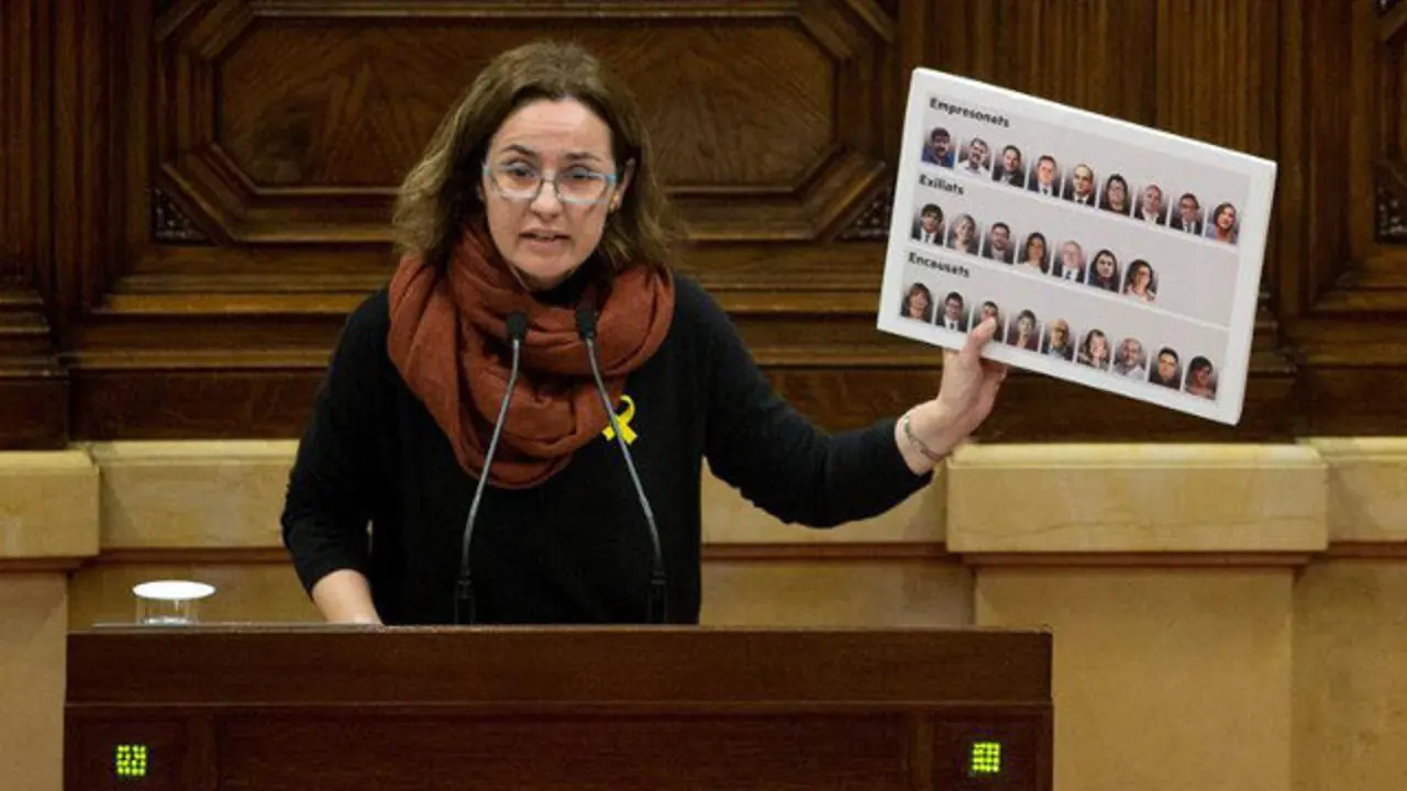 Una diputada de ERC muestra un cartel con los encarcelados. QUIQUE GARCÍA