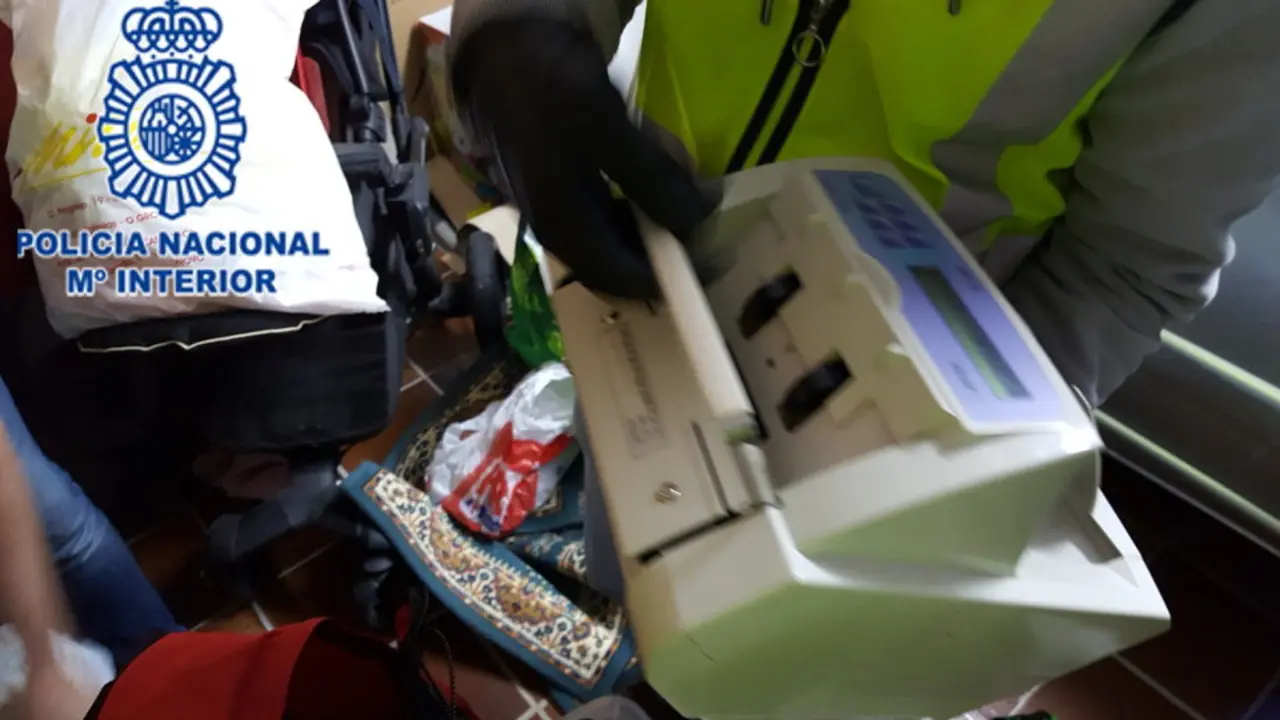 Máquina de contar billetes de la organización que traficaba de Vilanova a Asturias. DP