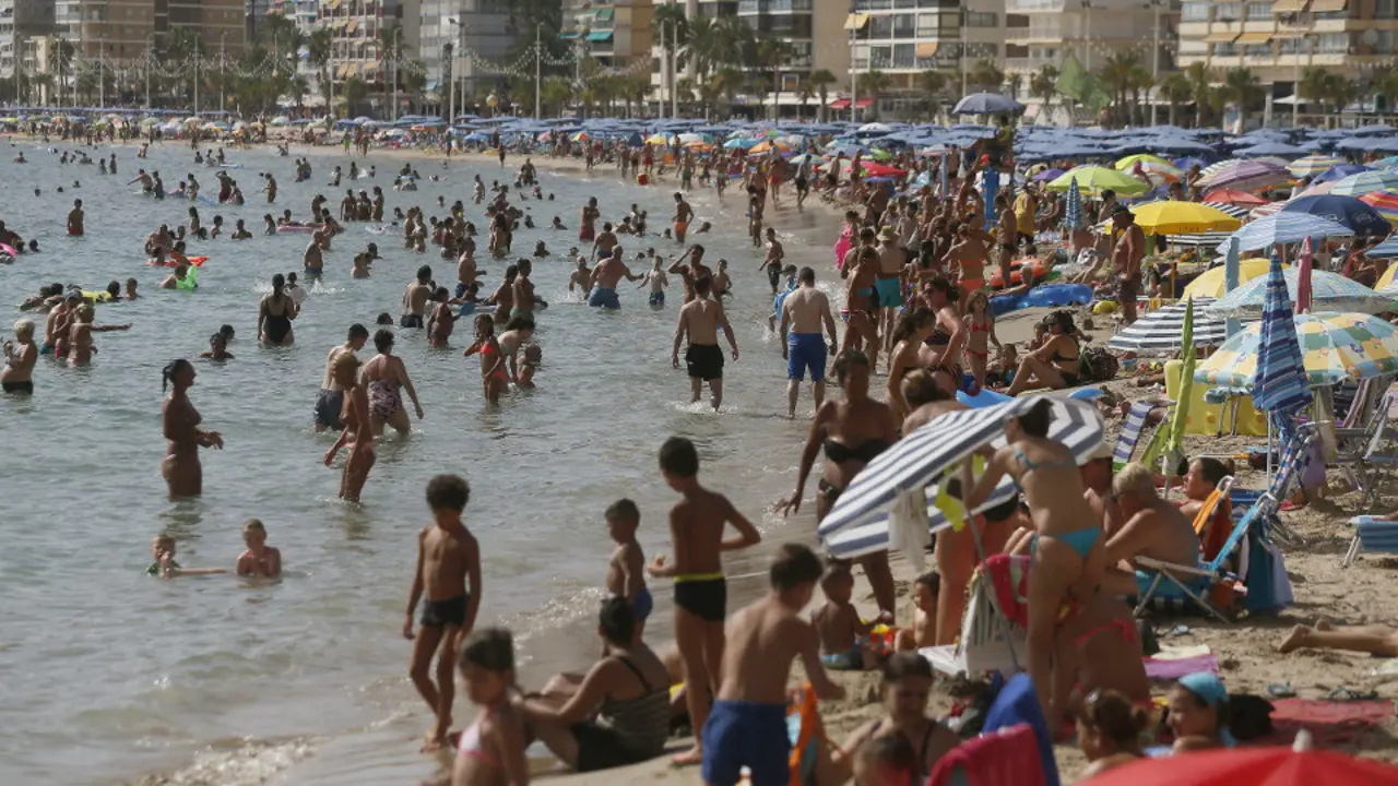 La playa de Levante, abarrotada en temporada alta. EFE