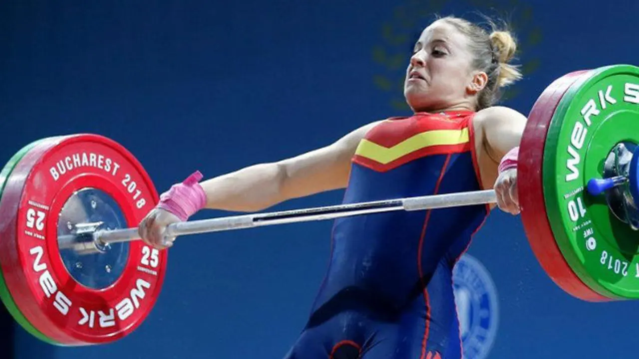 Irene Martínez, en el campeonato de Europa de Halterofilia disputado en Bucarest. ROBERT GHEMENT (EFE)
