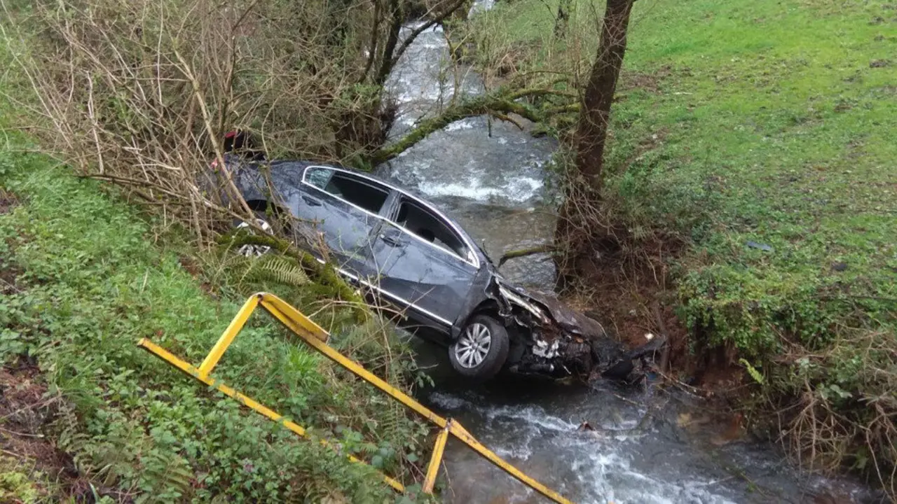 Estado del coche tras precipitarse al agua. P.V.