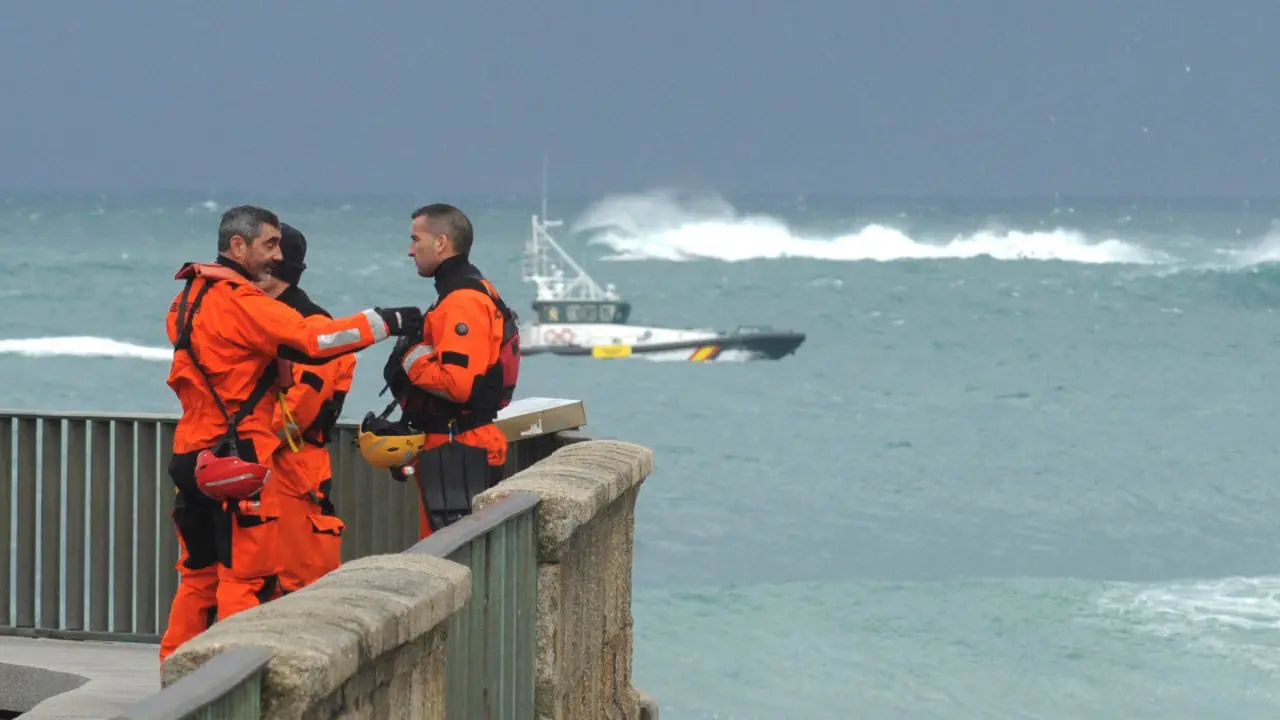 Dispositivo de búsqueda de la joven ourensana desaparecida de madrugada en Orzán. CABALAR (EFE)