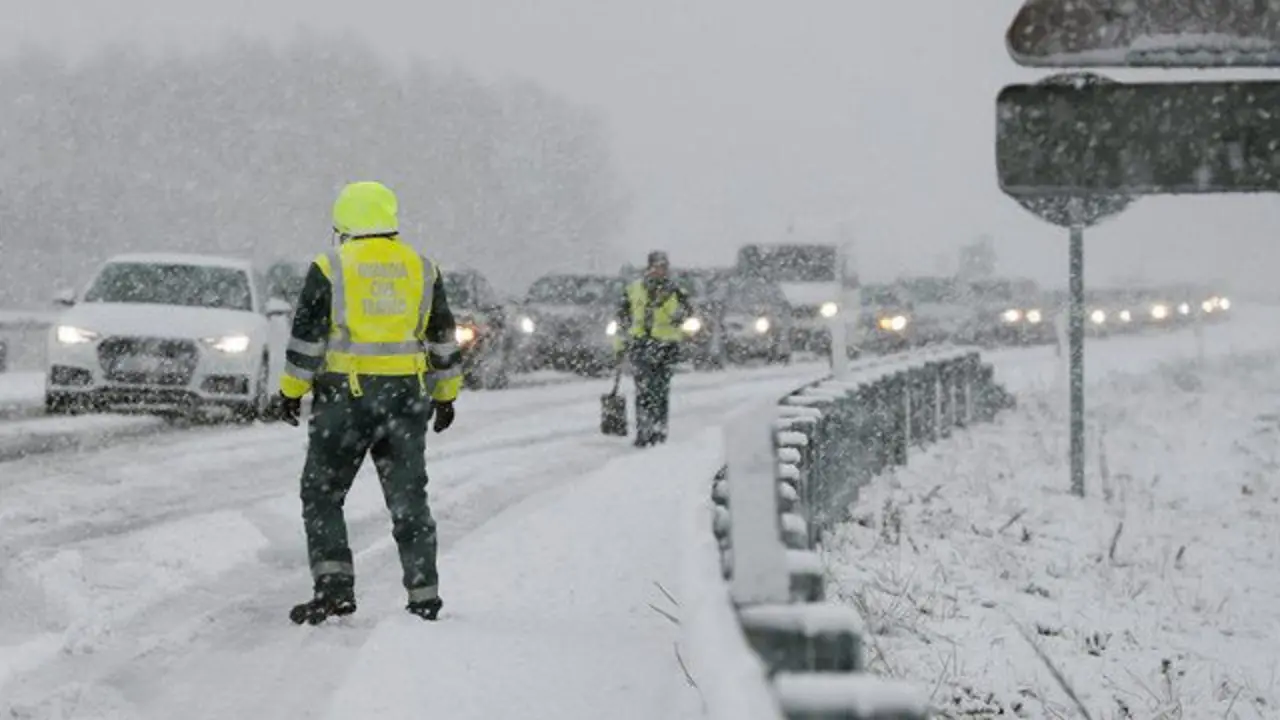 Decenas de vehículos fueron auxiliados por la Guardia Civil tras quedarse atrapados en la a-54, a su paso por Lugo. ELISEO TRIGO (EFE)
