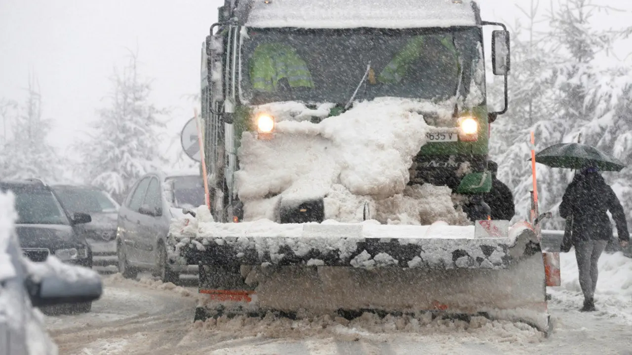 Una máquina quitanieves limpia la carretera LU-633, en Pedrafita. ELISEO TRIGO (EFE)