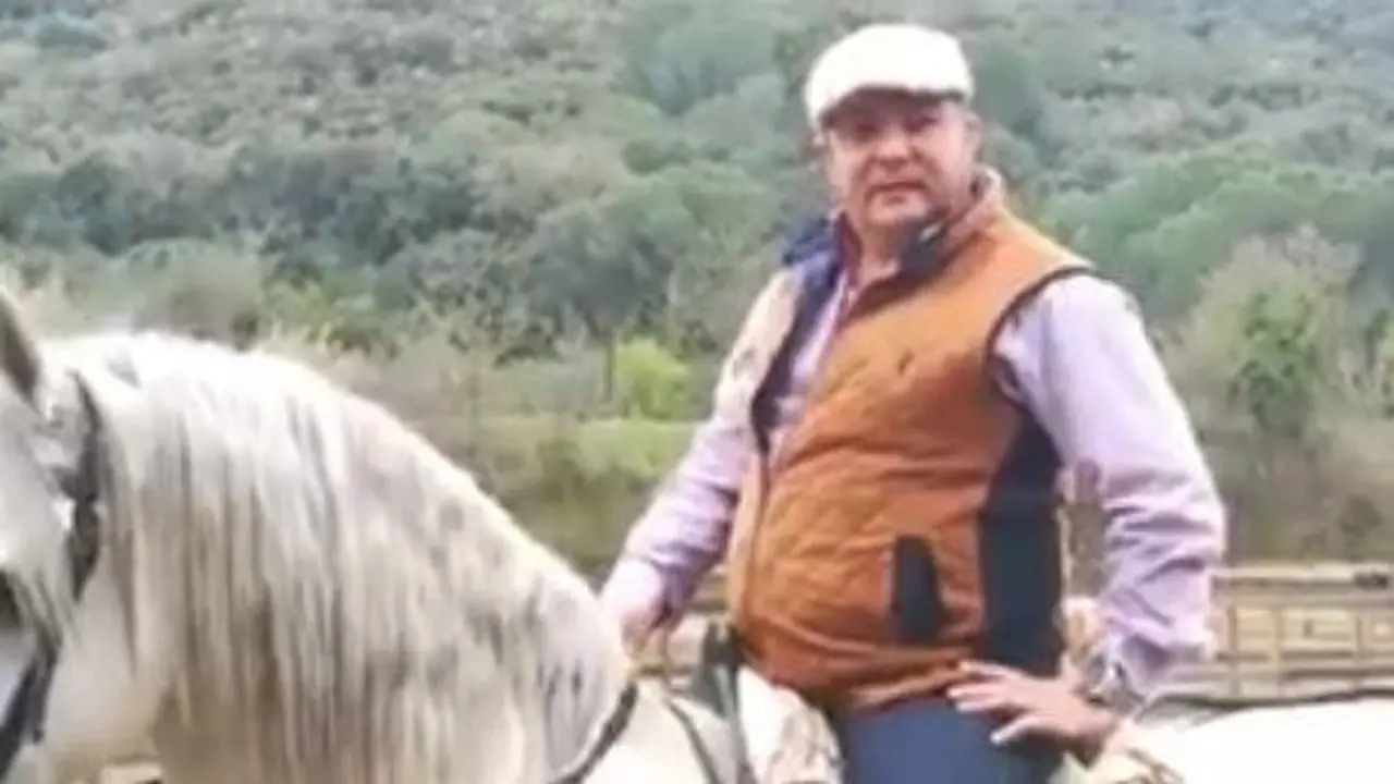 El hombre que profiere insultos hacia Puigdemont en un vídeo. TWITTER