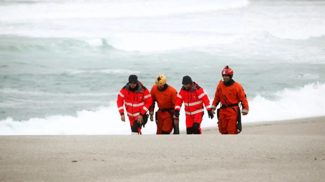Continúan as labores de búsqueda da moza arrastrada polo mar na Coruña. CABALAR (EFE)