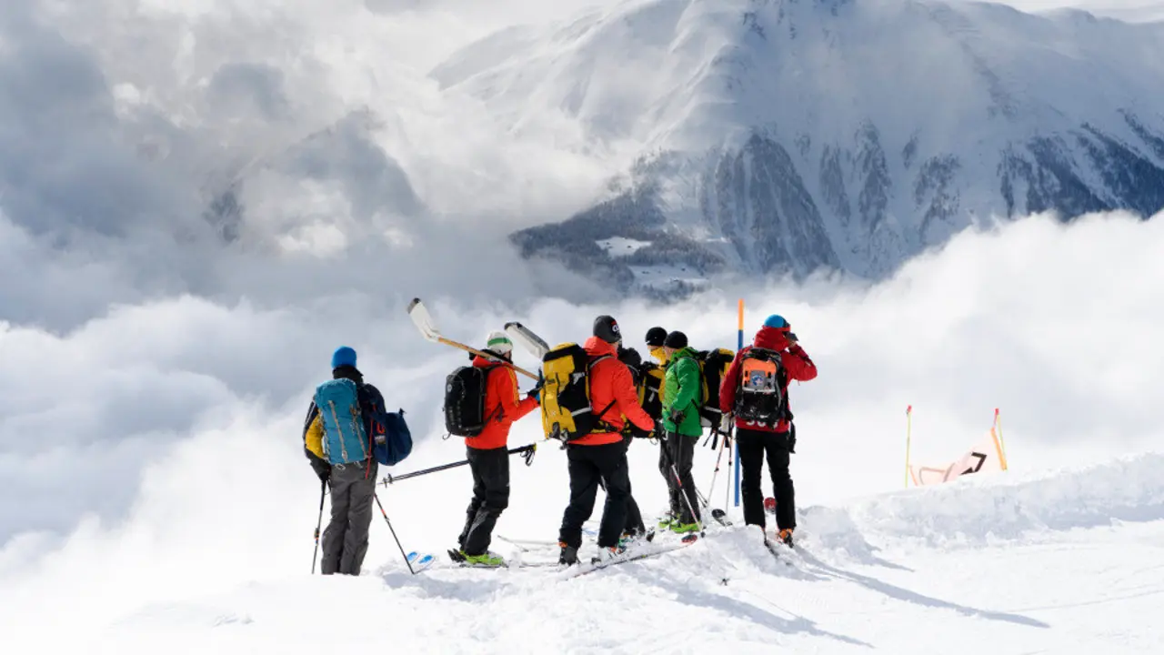 Miembros del equipo de rescate. JEAN-CHRISTOPHE BOTT (EFE)