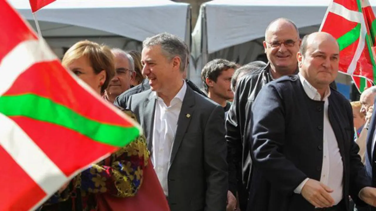Íñigo Urkullu (izquierda) y Andoni Ortuzar, en el acto celebrado en Bilbao con motivo del Aberri Eguna. MIGUEL TOÑA (EFE)