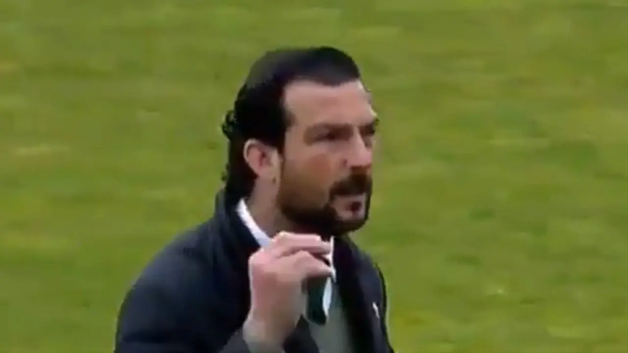 Momento en el que Ricardo López realiza gestos contra la grada del Racing de Ferrol. TVG