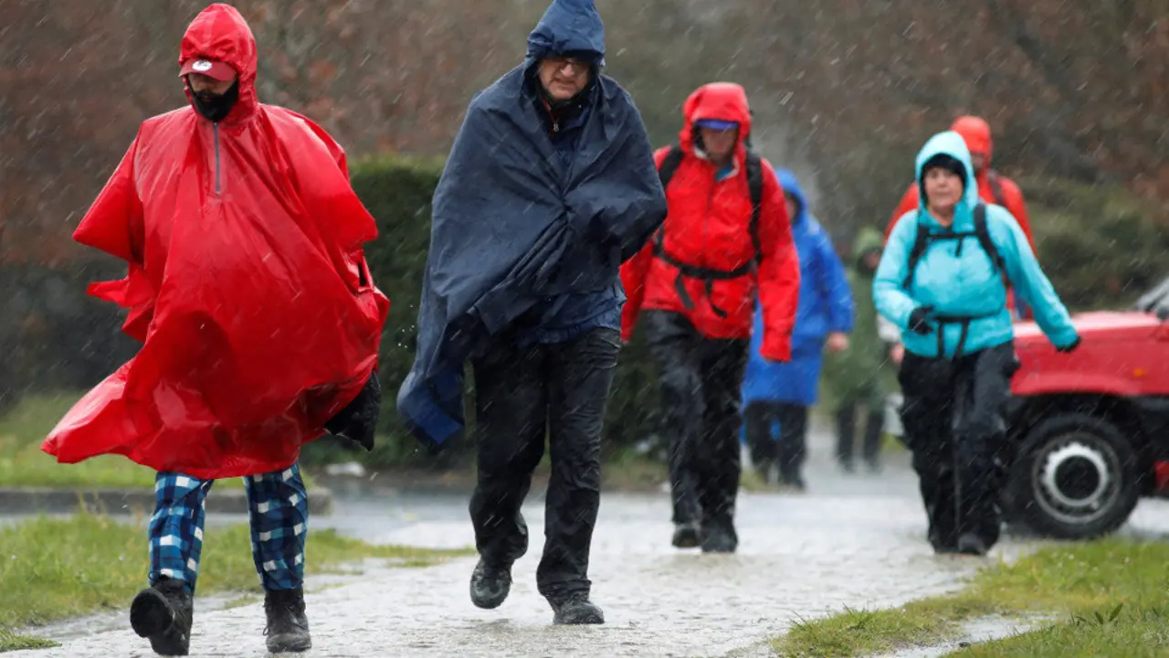 Un grupo de peregrinos chegando a Melide. ELISEO TRIGO