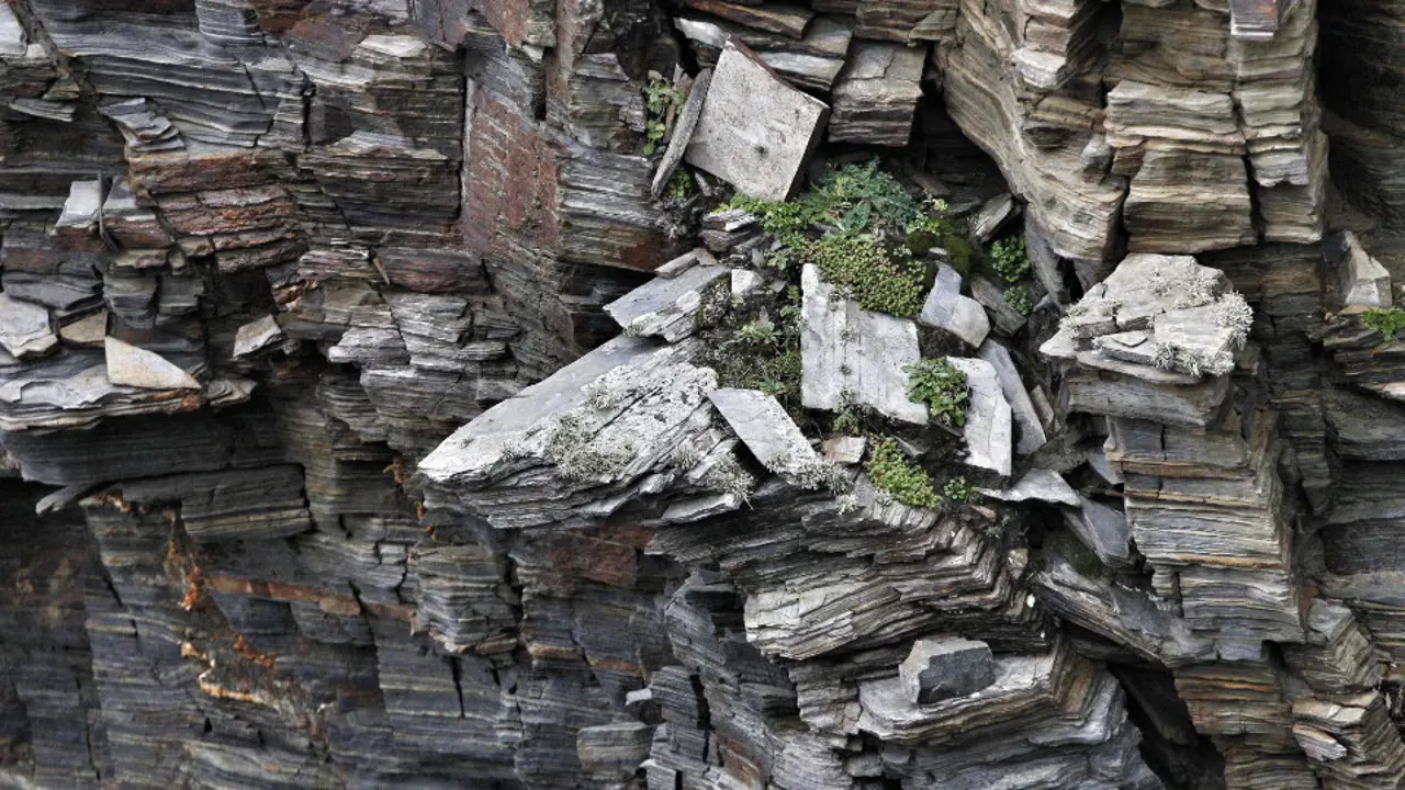 Piedras desprendidas en As Catedrais. J.Mª ÁLVEZ
