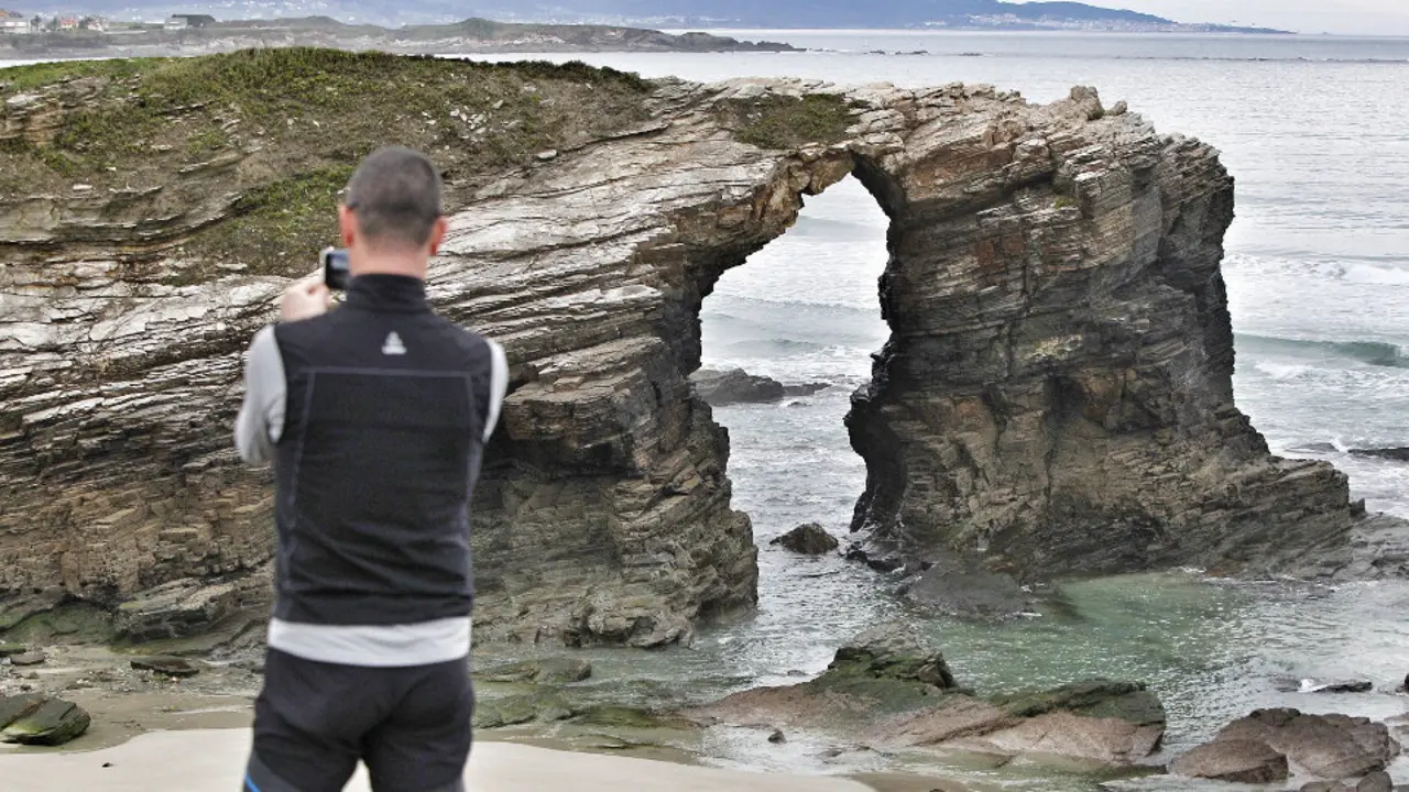 El acceso a la Praia das Catedrais permaneció cerrado este domingo. JOSÉ Mª ÁLVEZ