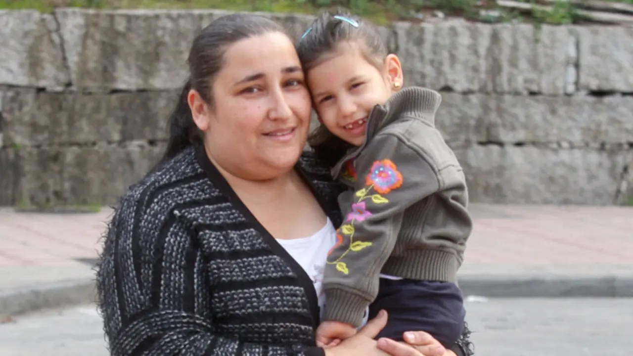 Nahir en brazos de su madre. RAFA FARIÑA