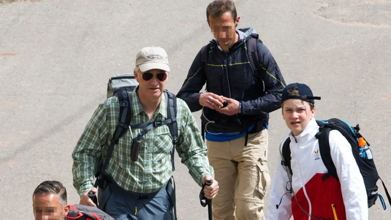 El rey de Bélgica, acompañado de su hijo. EFE