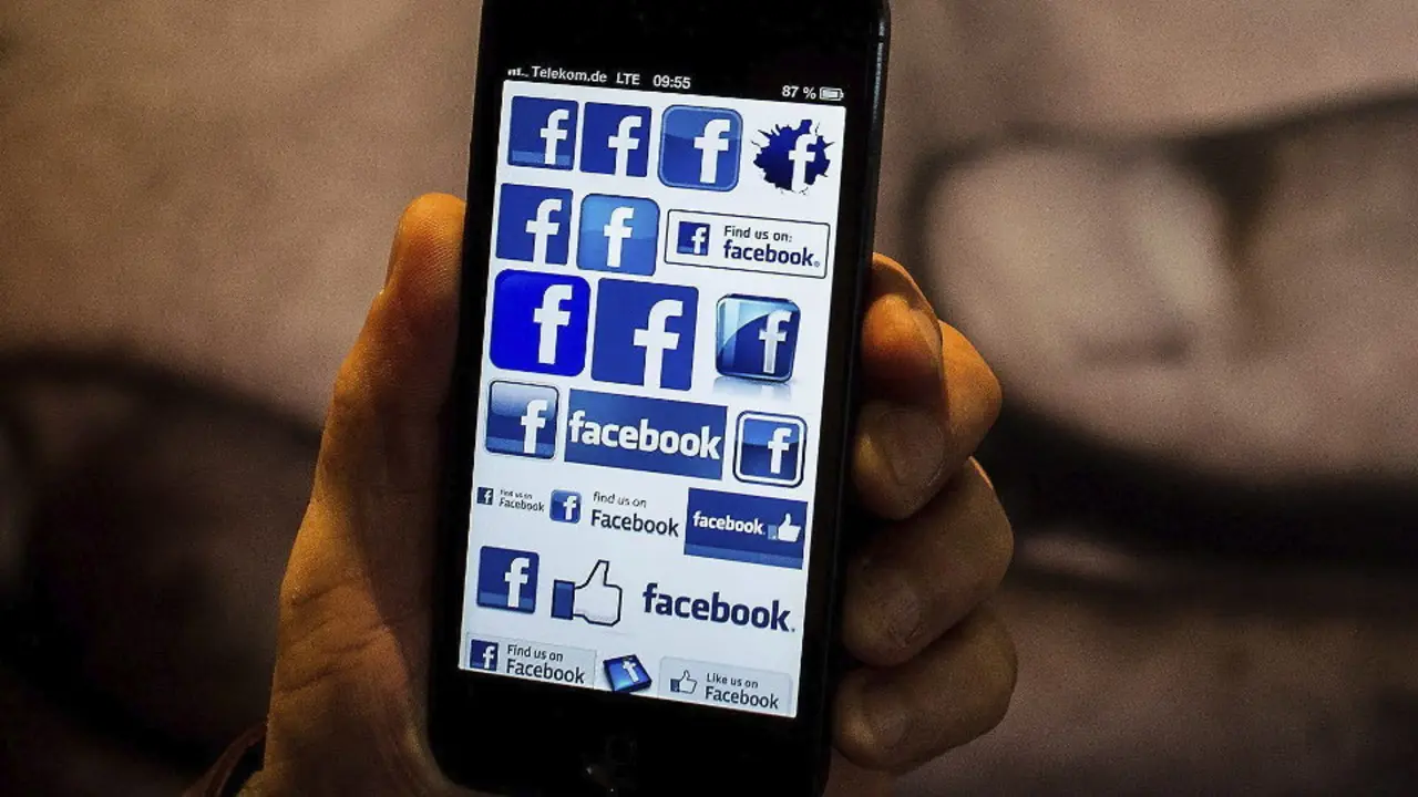 Facebook, en el móvil. AEP