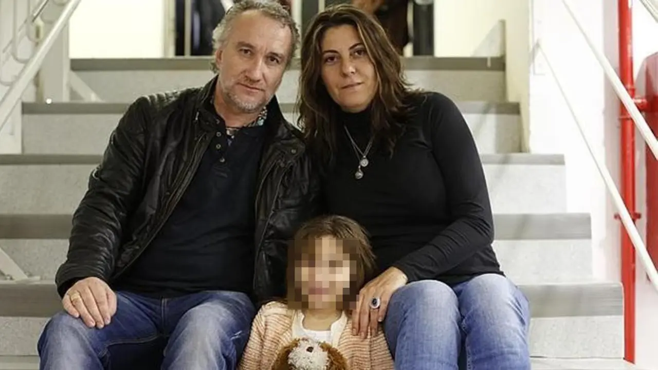 Los padres de Nadia, con la menor. AEP