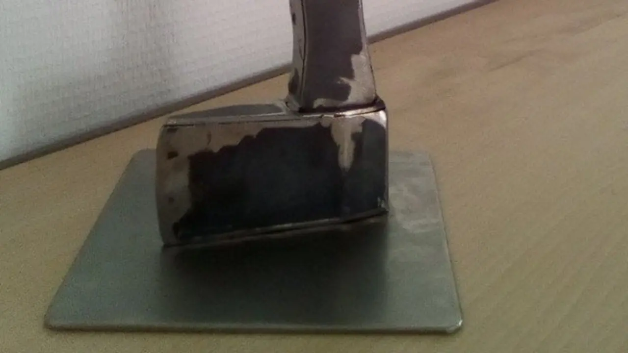 Base da polémica escultura que celebra o desarmamento de Eta. BAKE BIDEA