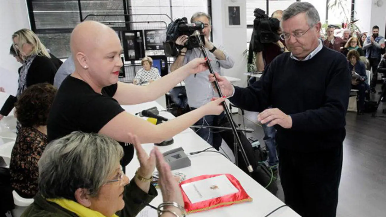 Gumersindo Galego coge el bastón de mando en Fene. KIKO DELGADO