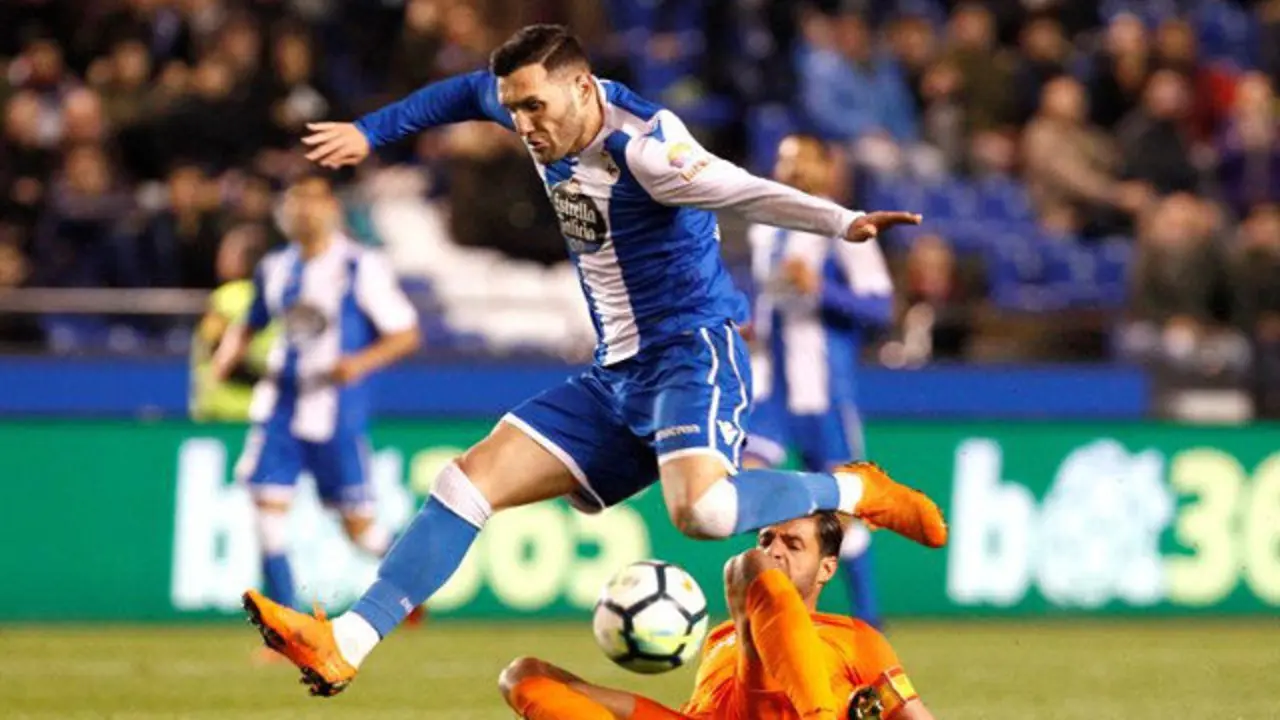 Lucas Pérez avanza con el balón. CABALAR (EFE)