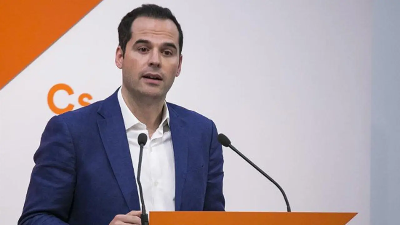 El portavoz de Ciudadanos en la Asamblea de Madrid, Ignacio Aguado, durante la rueda de prensa posterior a la reunión del Comité Autonómico de Madrid. SANTI DONAIRE (EFE)
