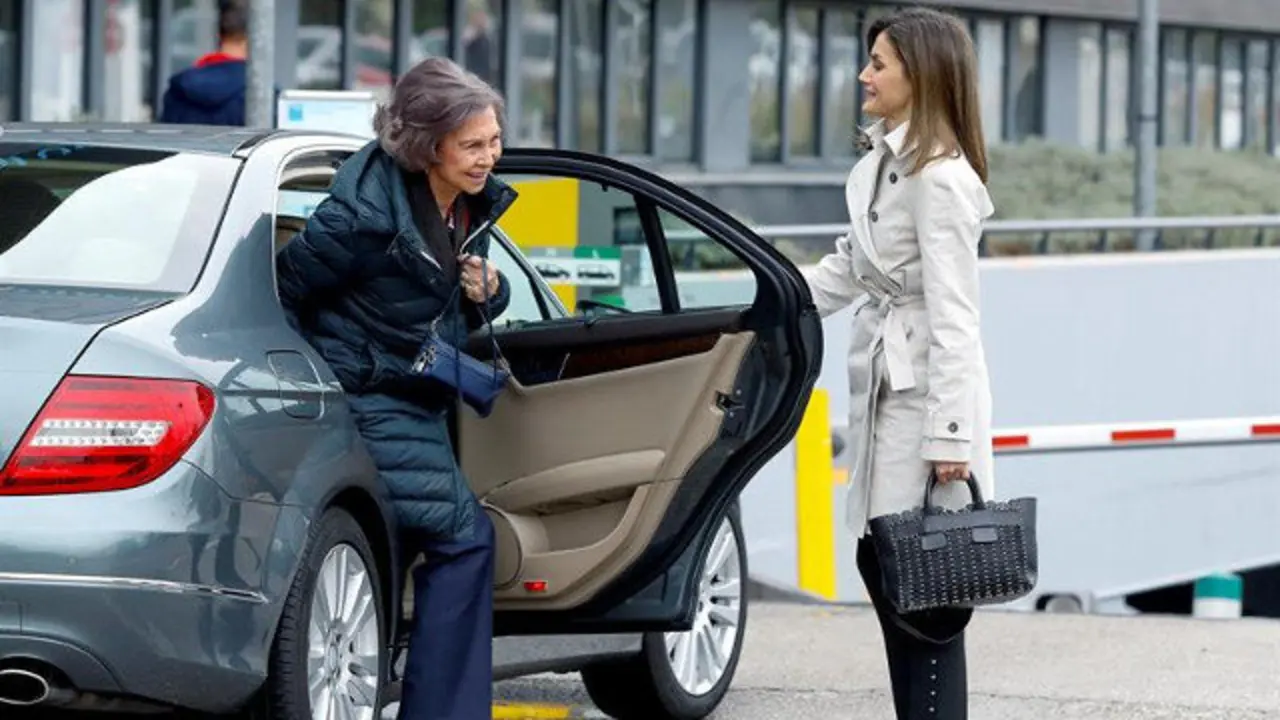 Doña Letizia le abre la puerta a Doña Sofía. EMILIO NARANJO (EFE)