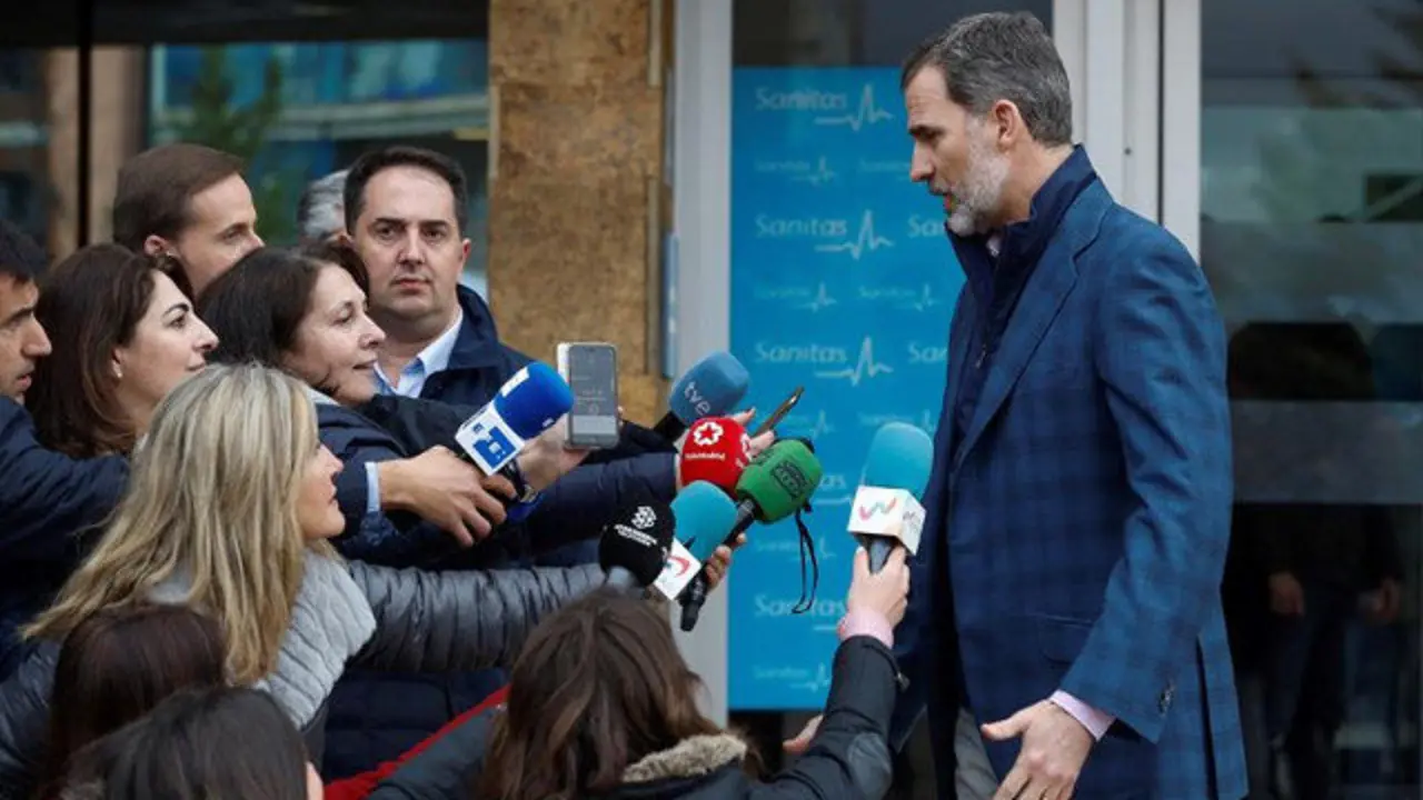 Felipe VI habla con los medios. EMILIO NARANJO (EFE)