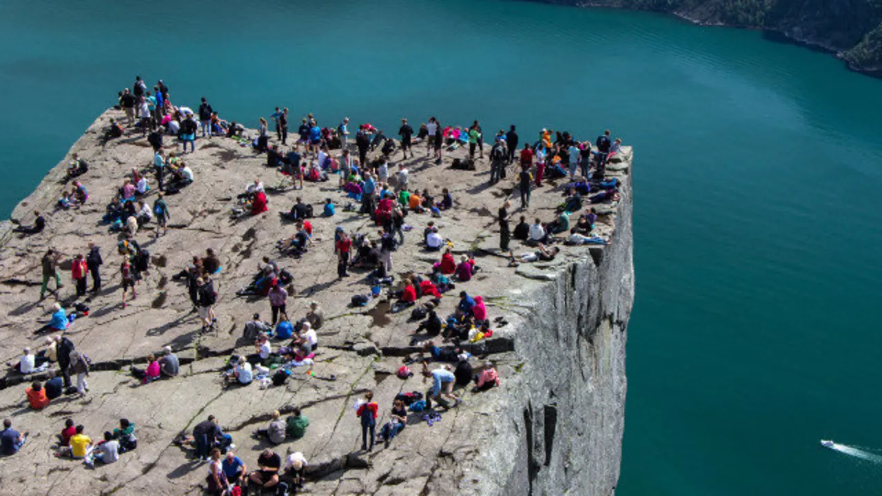 Los acantilados Preikestolen. EP
