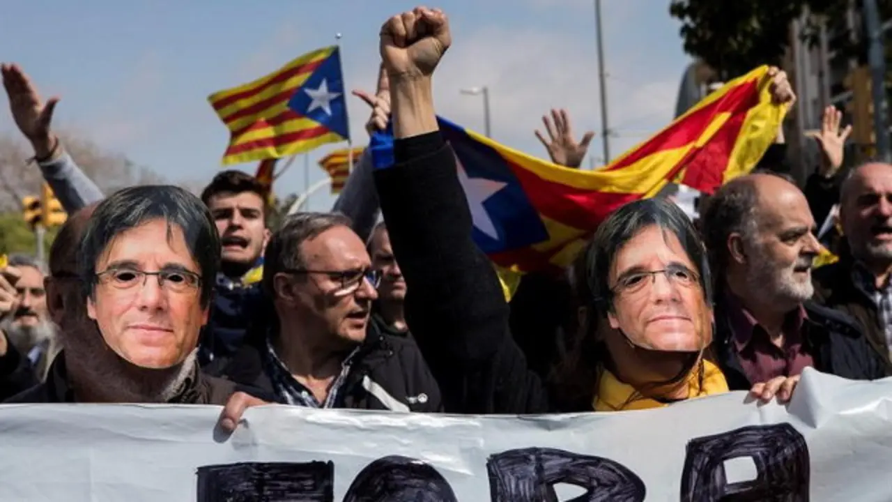 Manifestantes protestan contra Felipe VI ante el Auditori de Barcelona, donde el rey preside una entrega de despachos. EFE