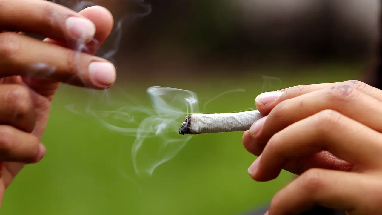 Un cigarrillo de hachís. EP