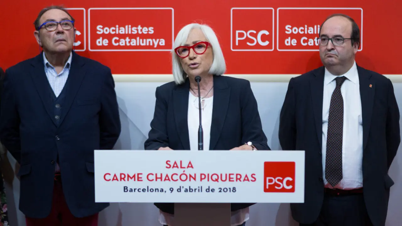 Los padres de Carme Chacón, Esther Piqueras y Baltasar Chacón, junto al primer secretario del PSC, Miquel Iceta. ENRIC FONTCUBERTA (EFE)