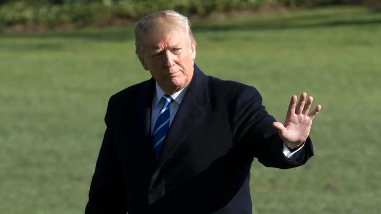 Donald Trump saluda tras bajarse del helicóptero MICHAEL REYNOLDS (EFE)