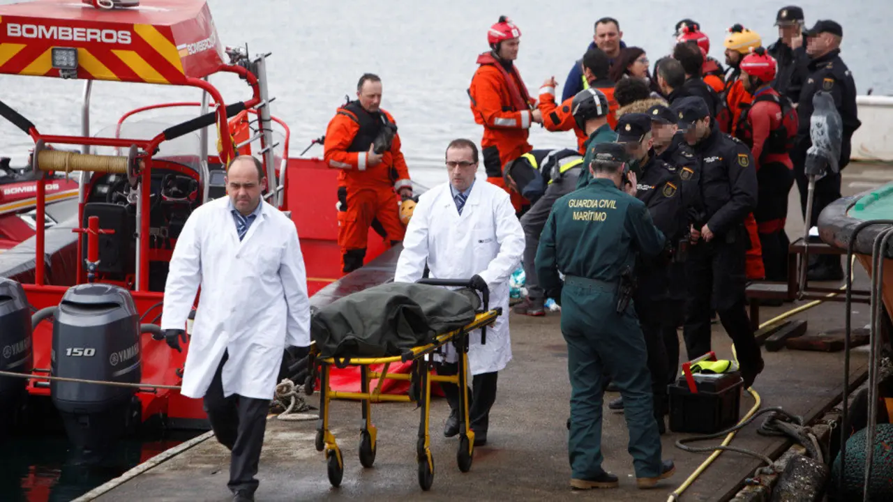 Trabajadores del servicio funerario trasladan el cadáver de Andrea Domínguez. CABALAR (EFE)