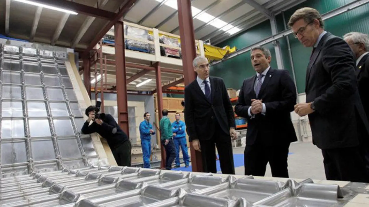 O titular do Goberno galego, Alberto Núñez Feijóo, acompañado do conselleiro de Economía, Emprego e Industria, Francisco Conde, xunto ao director xeral de Gabadi, Antonio José Llago, este martes. KIKO DELGADO (EFE)